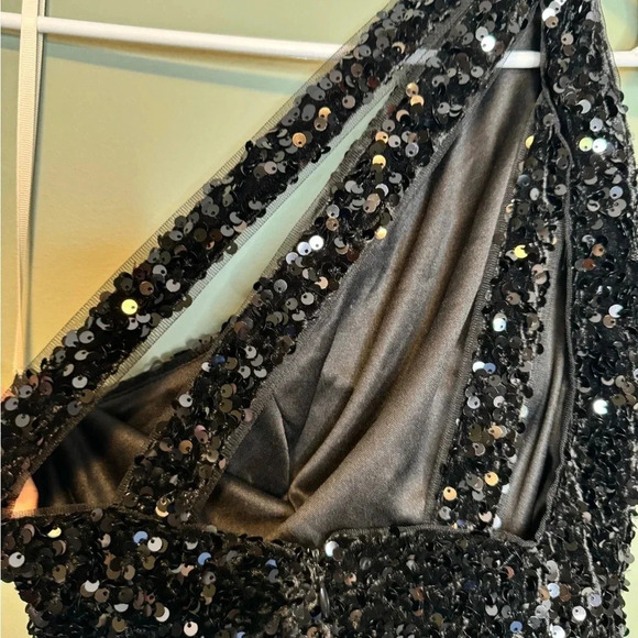 Women’s Black Sequin Mini Dress One Shoulder 3 Sequin Straps On Back Size 2 - Picture 2 of 7